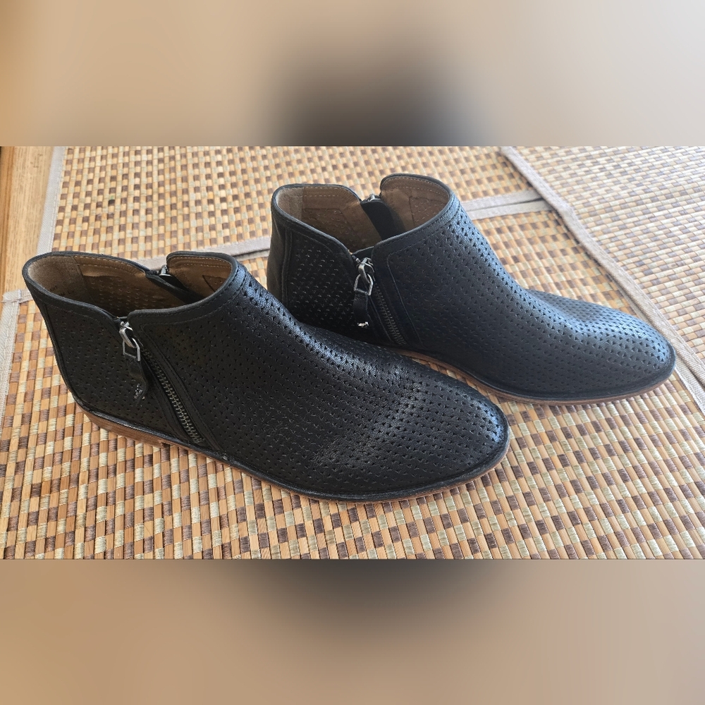 Trask Black Chukka Boots with Sleek Design Excellent Conditions‎